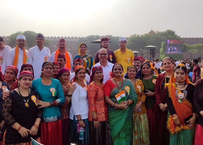 स्वतंत्रता दिवस पर नई दिल्ली में उत्तराखण्ड प्रवासियों के दल ने पारंपरिक वेशभूषा में प्रतिभाग किया