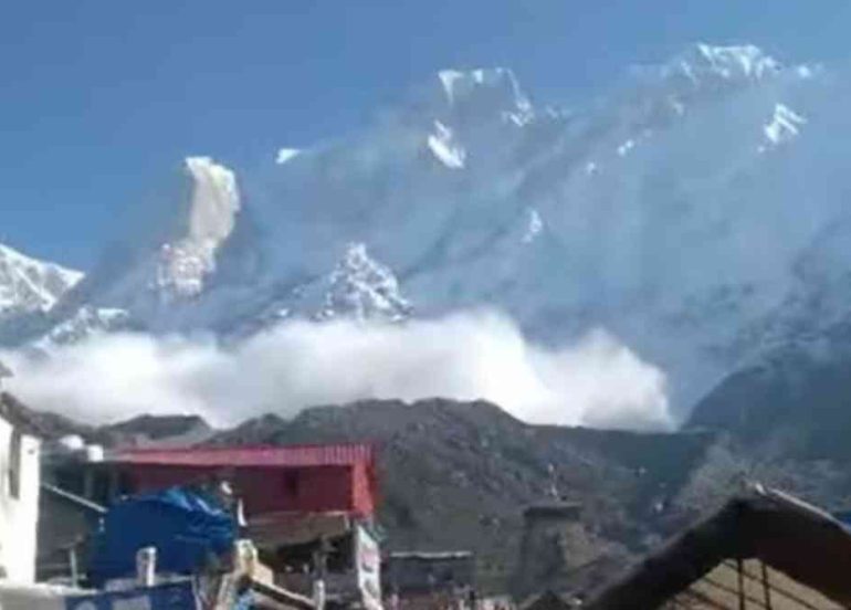 Kedarnath Avalanche: केदारनाथ धाम के सुमेरू पर्वत से आया एवलांच…