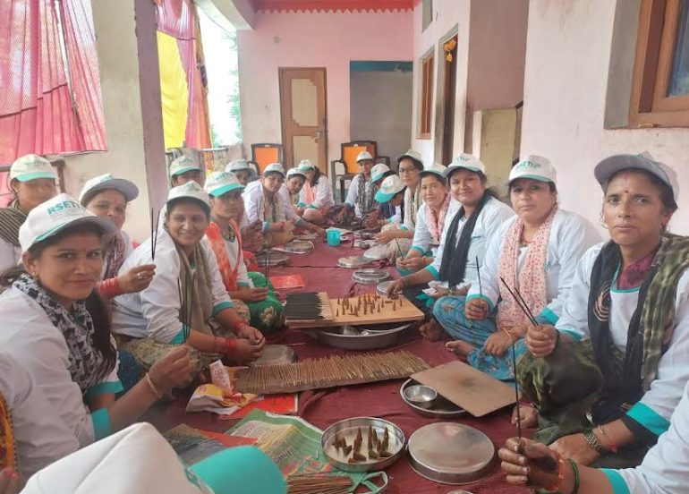 आरसेटी द्वारा पठाली ऊखीमठ में दस दिवसीय अगरबत्ती प्रशिक्षण कार्यक्रम की हुई शुरूवात