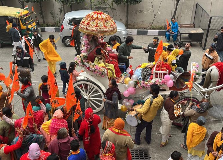 रॉकी मित्तल ने संस्कृत गुरूकुल में आयोजित एक शाम श्री राम के नाम  में किया भजन गायन