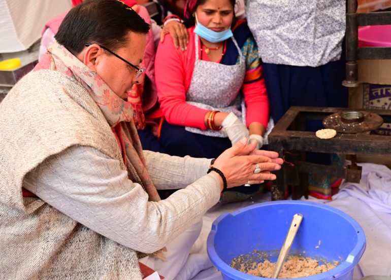 मुख्यमंत्री ने महिलाओं संग साझा की बचपन की यादें