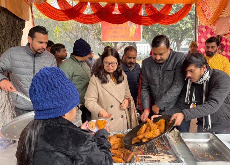 पंजाब विश्वविद्यालय वीसी प्रो. रेणु विग ने पीयू मार्किट में किया भंडारे का शुभारम्भ