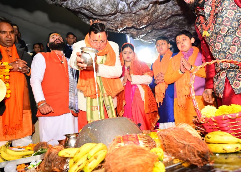 मुख्यमंत्री ने टपकेश्वर मंदिर में सपरिवार पूजा-अर्चना और यज्ञ किया