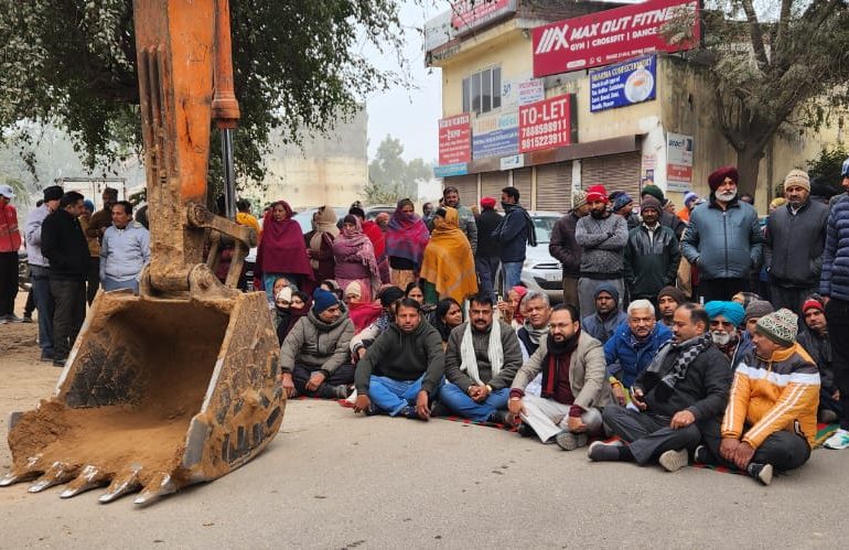 भाजपा नेताओं के प्रयास से रुकी रायपुर खुर्द में डेमोलिशन ड्राइव