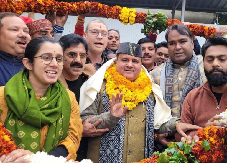 भाजपा प्रदेश अध्यक्ष महेंद्र भट्ट का पार्टी कार्यकर्ताओं द्वारा जोरदार स्वागत