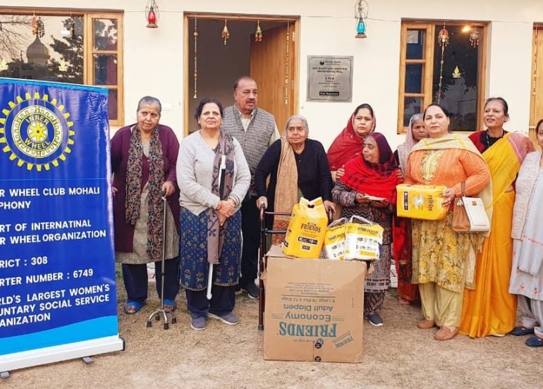 वृद्ध आश्रम में रहने वाले निराश्रित बुजुर्गों को एडल्ट डायपर वितरित किए