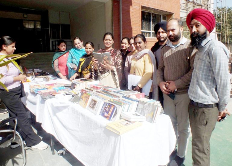 खालसा काॅलेज ने गुरमुखी और पुस्तक प्रदर्शनी आयोजित कर मनाया अंतर्राष्ट्रीय मातृ भाषा दिवस