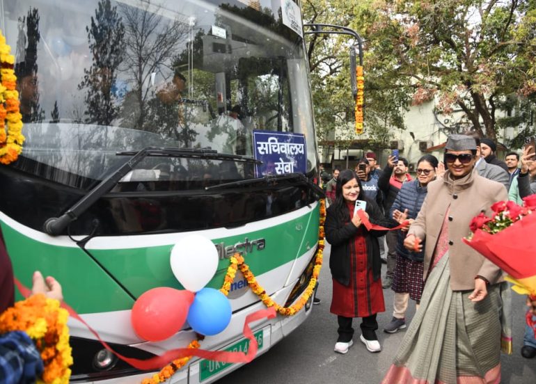 मुख्य सचिव राधा रतूड़ी ने सचिवालय के कार्मिकों के लिए इलेक्ट्रिक बस सेवा का किया शुभारम्भ