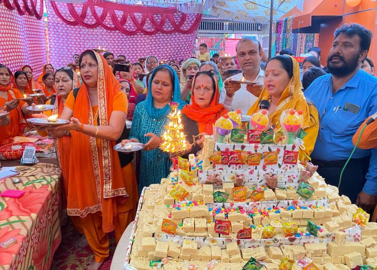 हनुमान जन्मोत्सव पर श्री हनुमंत धाम में नवरत्नों से बने विशाल केक का भोग लगाया