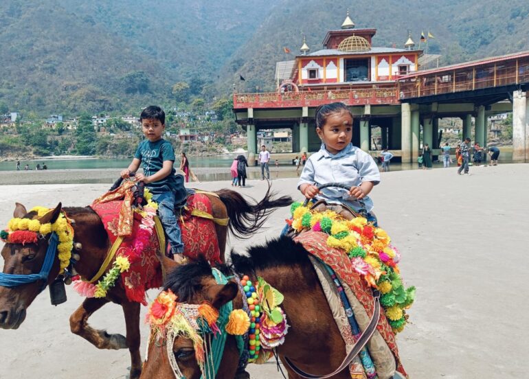 सिद्धपीठ धारी देवी मंदिर में घोड़े की सवारी का आनंद उठा रहे पर्यटक