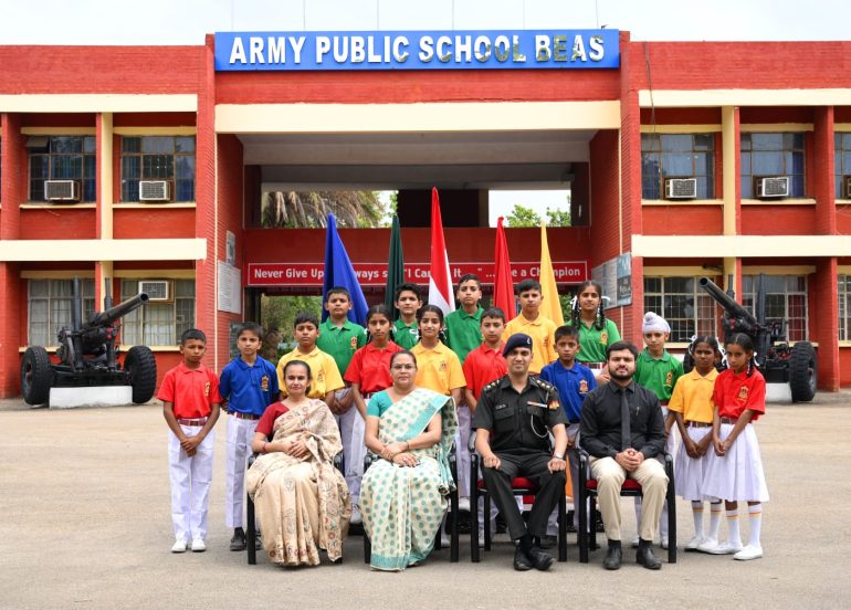 पश्चिमी कमान द्वारा जम्मू और कश्मीर के सुदूर इलाकों के बच्चों के लिए शिक्षा प्रायोजित