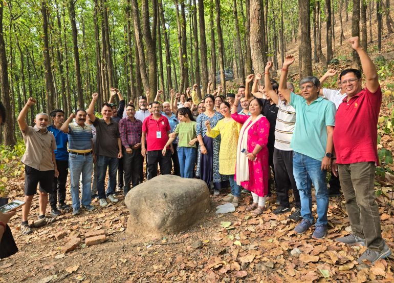 पेड़ बचाने को आगे आई धाद संस्था।