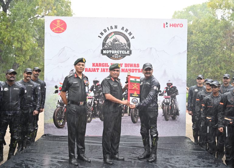 सेना प्रमुख जनरल मनोज पांडे ने भारतीय सेना के डी5 मोटर साइकिल अभियान दल को झंडी दिखाई