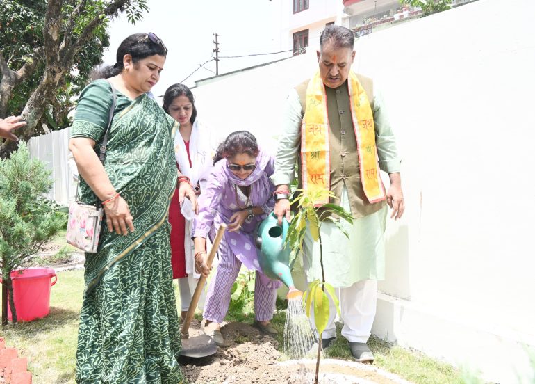 विश्व पर्यावरण दिवस के अवसर पर वृक्षारोपण करते कृषि मंत्री गणेश जोशी