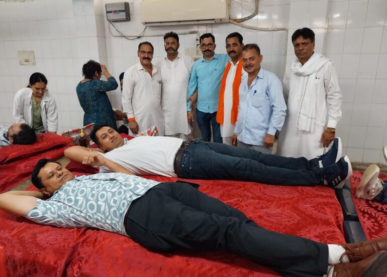 शहीद श्री देव सुमन की याद में 152 लोगों ने रक्तदान किया