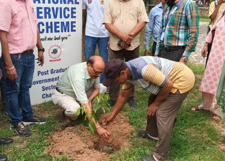 वृक्षारोपण करके विद्यार्थियों को स्वच्छ दुनिया के लिए सच्चे संरक्षणवादी बनने के लिए प्रेरित किया