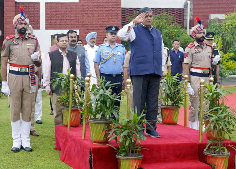 मनोनीत राज्यपाल गुलाब चंद कटारिया का पंजाब राजभवन पहुंचने पर गर्मजोशी भरा स्वागत