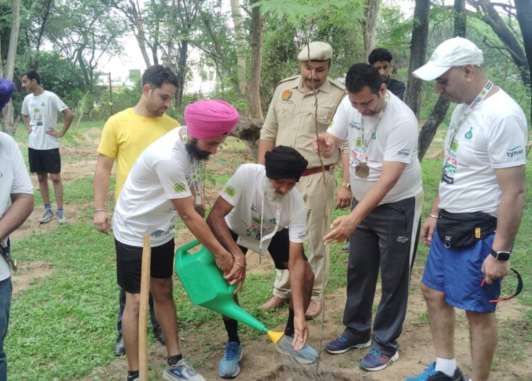 एक पेड़ माँ के नाम- टीम सॉल्यूशंस ने वृक्षारोपण जागरूकता अभियान किया आयोजित