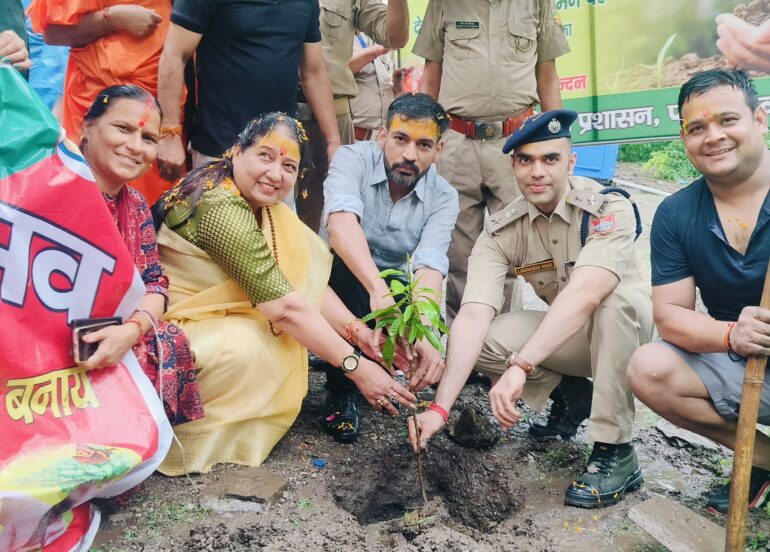 नीलकंठ मंदिर में जलाभिषेक करने आ रहे श्रद्धालुओं का पुष्प बरसाकर किया स्वागत