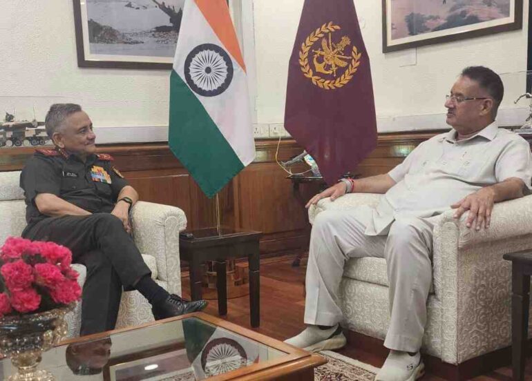 सीडीएस जनरल अनिल चौहान से शिष्टाचार भेट करते सैनिक कल्याण मंत्री गणेश जोशी