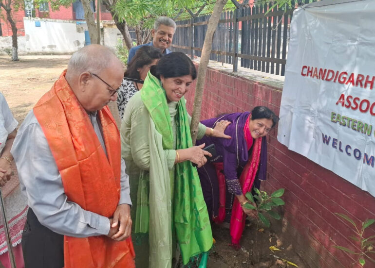 वरिष्ठ नागरिकों ने 100 पौधे लगाए और उनके पालन-पोषण करने का भी संकल्प लिया