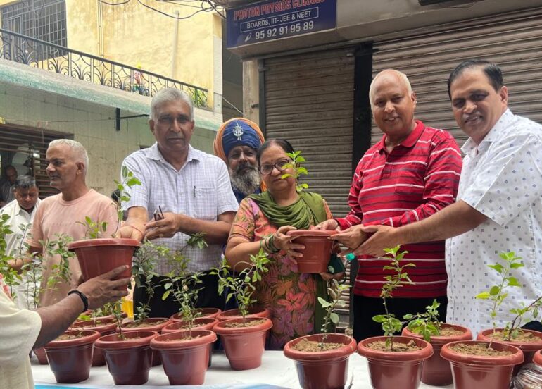 “वातावरण बचाओ मुहिम” के तहत तुलसी के पौधे बांटे