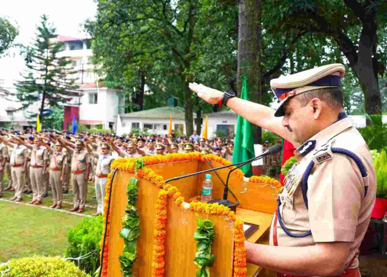 उत्तराखण्ड: DGP अभिनव कुमार ने राष्ट्रीय एकता दिवस की शपथ दिलाई