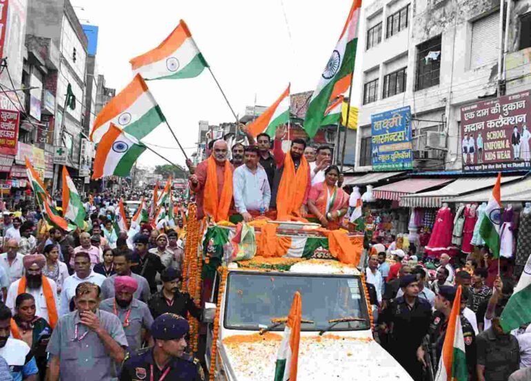 भारत माता के जयकारों के साथ करनाल में निकली तिरंगा यात्रा, मुख्यमंत्री नायब सिंह सैनी के साथ-साथ हाथों में तिरंगा थामे चले आमजन