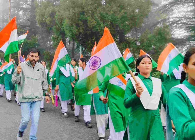 भारत माता के जयकारे लगाते हुए निकाली तिरंगा यात्रा