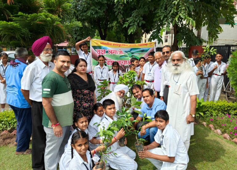 हमें अपनी जिम्मेदारी समझ कर ज्यादा से ज्यादा पौधे लगाने चाहिए : सतिन्दर सिंह