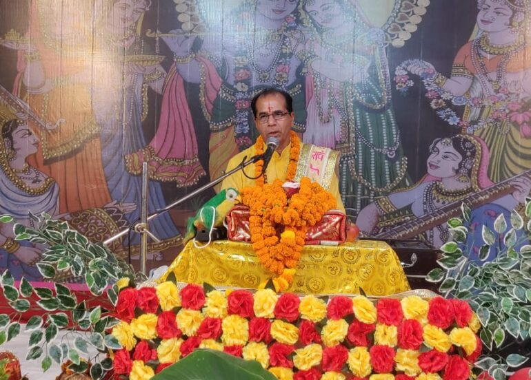 श्रीकृष्ण और रुक्मिणी विवाह के प्रसंग पर श्रद्धालुओं ने बरसाए फूल