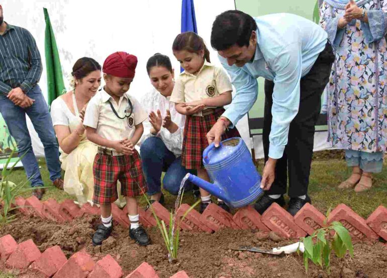 स्कूल और सरकार का सराहनीय पहल,पेड़ लगाओ, भविष्य संवारो