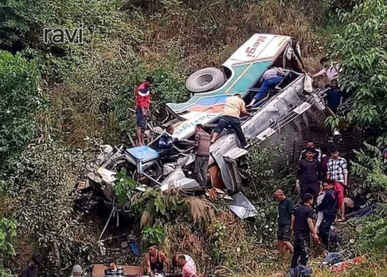 अल्मोड़ बस हादसे पर स्वास्थ्य मंत्री डा. धन सिंह रावत ने जताई संवेदना