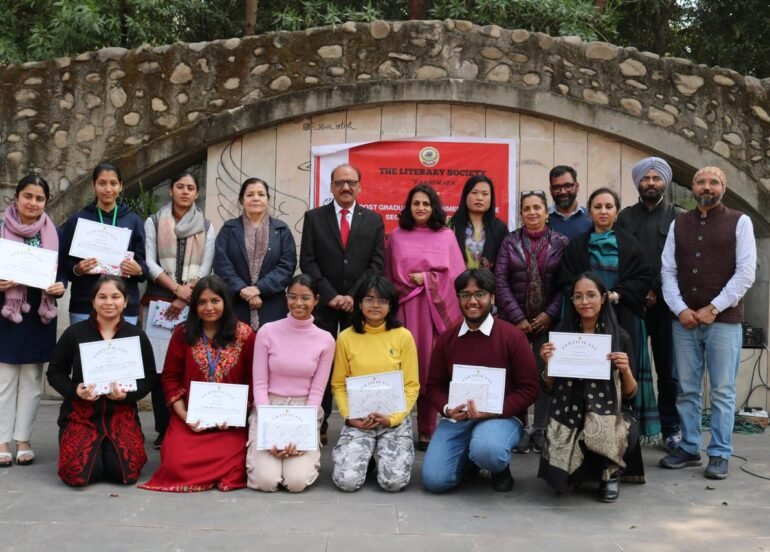 इंटर-कॉलेज कविता पाठ प्रतियोगिता आयोजित 