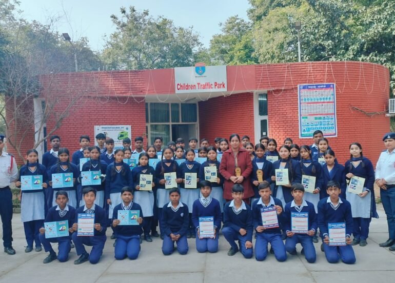 चण्डीगढ़ ट्रैफिक पुलिस ने विद्यार्थियों को सुरक्षा के नियमों की जानकारी दी 