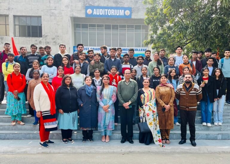 विद्यार्थियों को वीडियोग्राफी और एडिटिंग में स्मार्टफोन का बेहतरीन इस्तेमाल करने की कला सिखाई