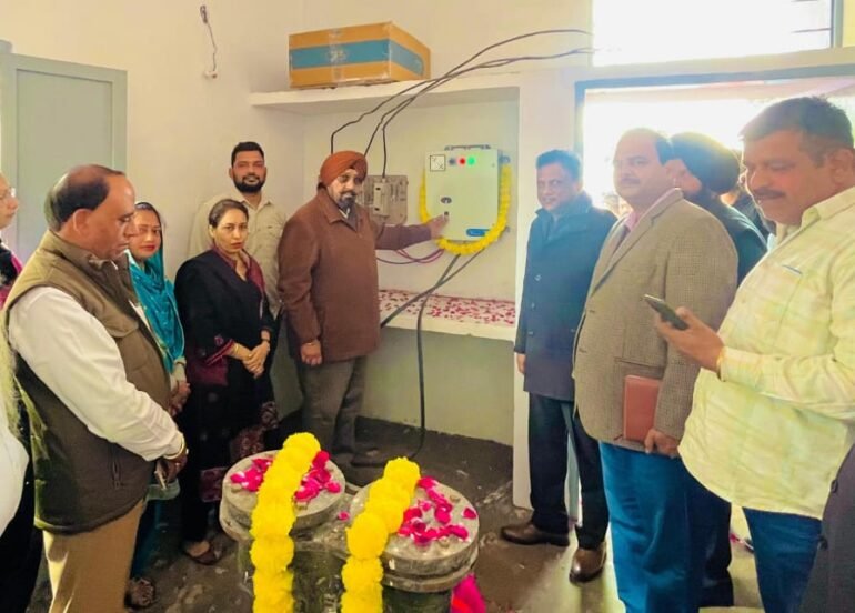 मुबारिकपुर में 48 लाख रुपये की लागत से लगा ट्यूबवेल लोगों को सौंपा