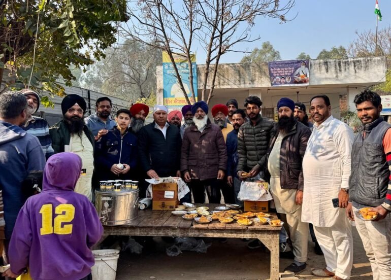 ओम एंटरप्राइजेज द्वारा बाबा दीप सिंह जी के प्रकाश उत्सव पर चाय – पकौड़े का लंगर लगाया