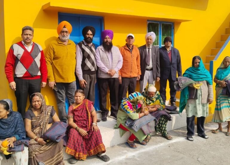चंडी कुष्ठ आश्रम चंडीगढ़ में कुष्ठ रोगियों को 50 कंबल और फल वितरित किए
