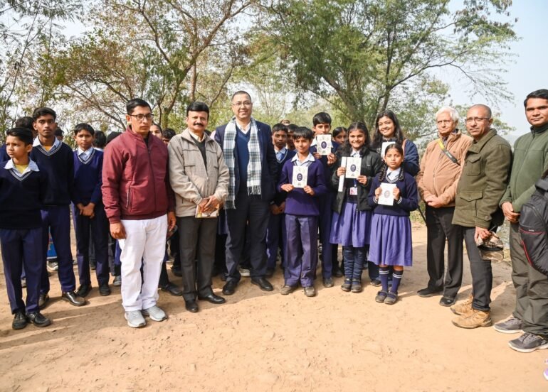 विश्व वेटलैंड दिवस पर स्कूल और कॉलेज के स्टूडेंट्स ने सुखना लेक पर दूरबीन से देखे माइग्रेटरी बर्ड्स