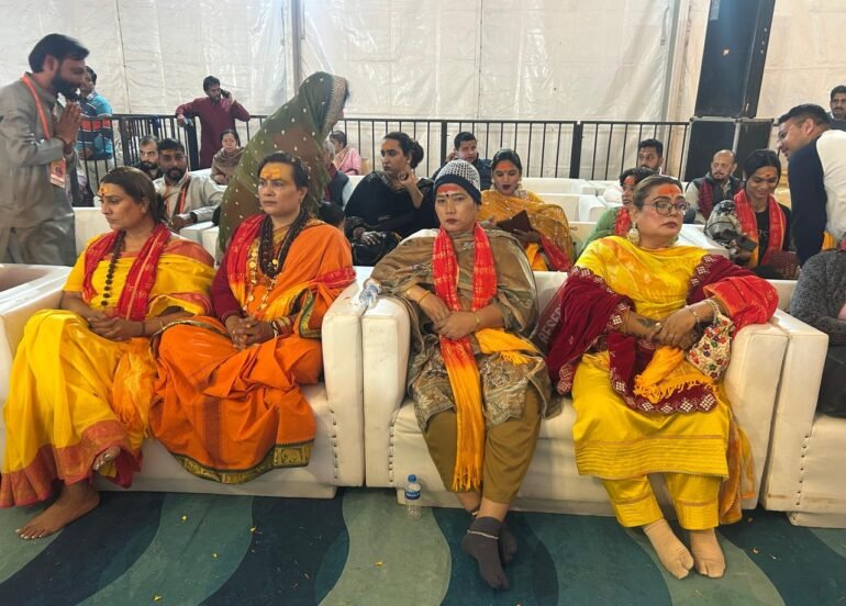 किन्नर समाज ने जरूरतमंद कन्याओं के विवाह हेतु 1,51,000 रूपये एवं 121 लेडीज़ सूट भेंट किए