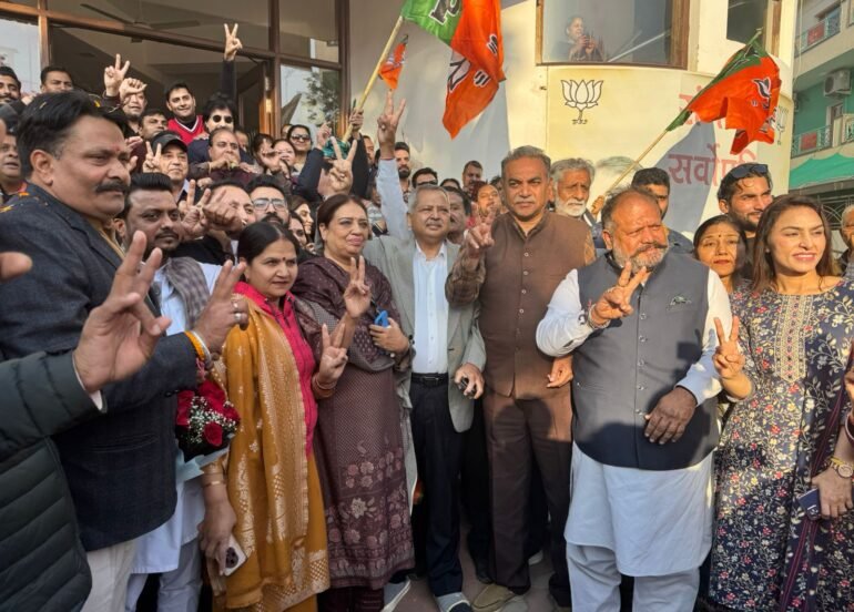 दिल्ली चुनाव : भाजपा कार्यालय में मनाया विधानसभा चुनाव की जीत का जोरदार जश्न