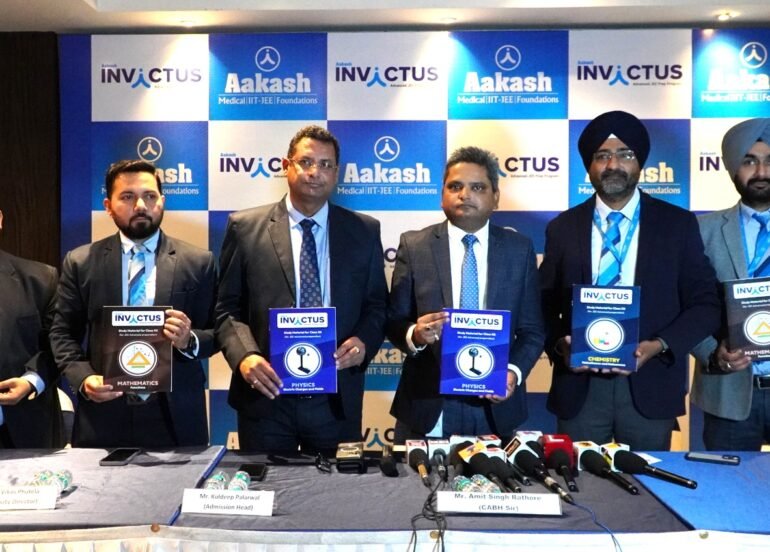 एस्पायरिंग इंजीनियर्स के लिए पेश किया आकाश इनविक्टस, अल्टीमेट जेईई प्रिपरेशन प्रोग्राम : दीपक मेहरोत्रा