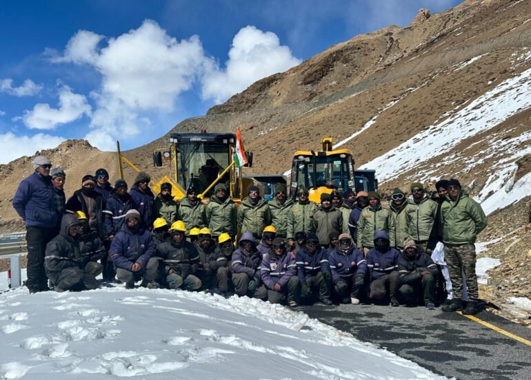 बीआरओ ने राष्ट्रीय राजमार्ग 03 पर बर्फ हटाने का अभियान शुरू किया