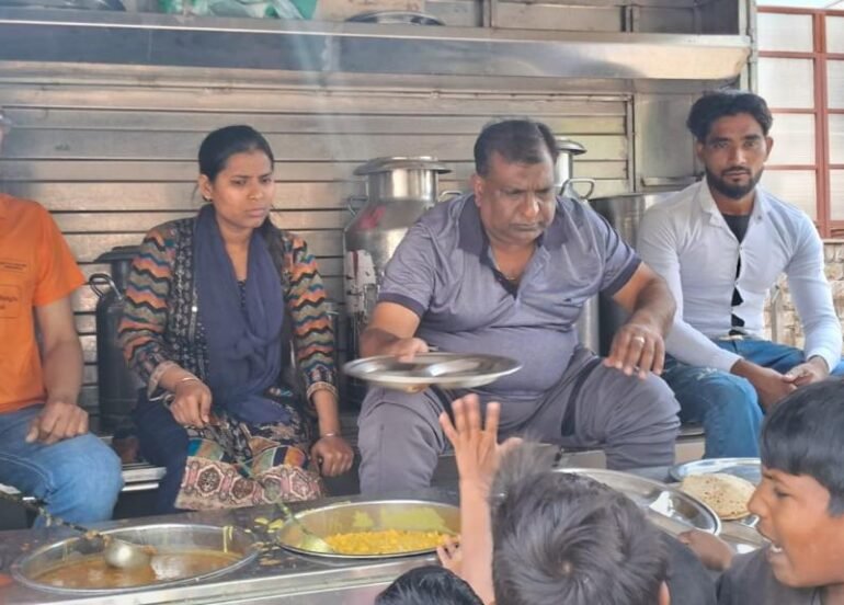 नवरात्रों की शुभ बेला की शुरुआत पर श्री श्याम करुणा फाउंडेशन ने आयोजित किया अन्न भंडारा