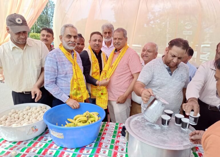अष्टमी पर श्री सनातन समाज चैरिटेबल ट्रस्ट द्वारा फलाहार भंडारे का आयोजन