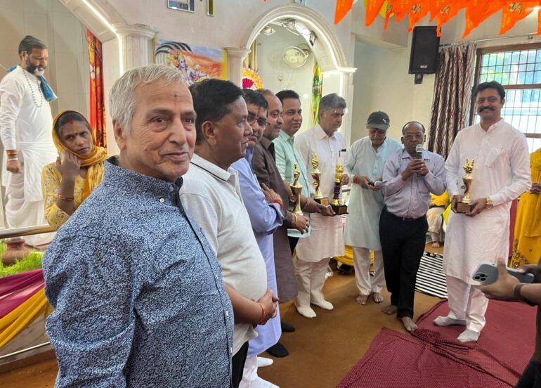 श्रीरामचरितमानस के अखंड पाठ के समापन यज्ञ में भाग लिया मनीष तिवारी ने