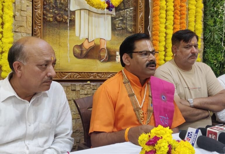 गौ माता को दुर्दशा से बचाने के लिए राष्ट्र माता घोषित करना बेहद जरूरी है : पूज्य संतोष जी महाराज