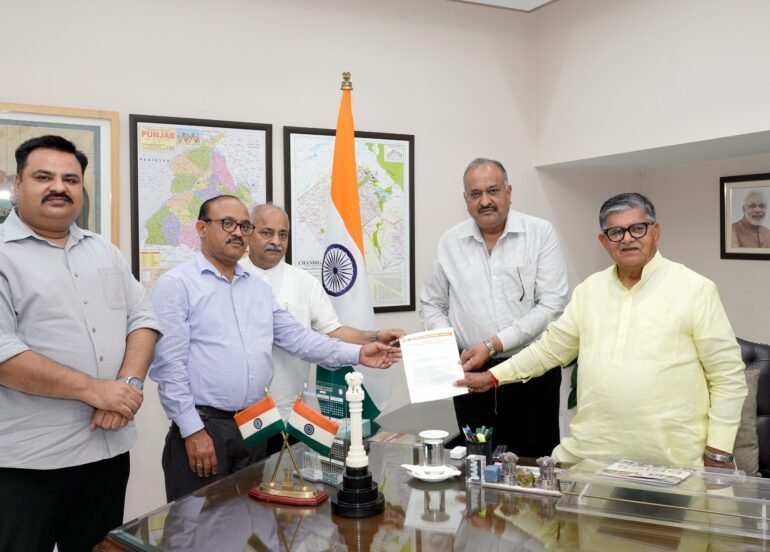 पश्चिम बंगाल में राष्ट्रपति शासन की मांग को लेकर विहिप ने राज्यपाल को सौंपा ज्ञापन