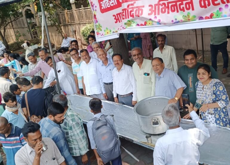 अहिंसा चैरिटेबल सेवा समिति ने अक्षय तृतीया पर 124 कुंतल गन्ने के रस एवं खीर का विशाल भंडारा लगाया